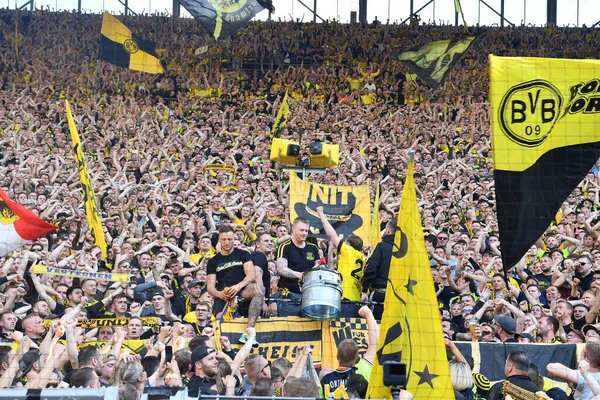 DORTMUND, Almanya - 14 Mayıs 2022 Marcel Schmelzer ve Hayranları. Bundesliga Borussia Dortmund, Iduna Park 'ta Herta Berlin' e karşı.