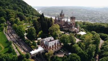 Koenigswinter, Almanya - 7 Mayıs 2022 Drachenfels 'teki Drachenburg Şatosu