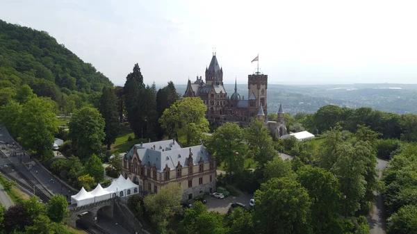 Koenigswinter, Almanya - 7 Mayıs 2022 Drachenfels 'teki Drachenburg Şatosu