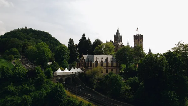 Koenigswinter, Almanya - 7 Mayıs 2022 Drachenfels 'teki Drachenburg Şatosu
