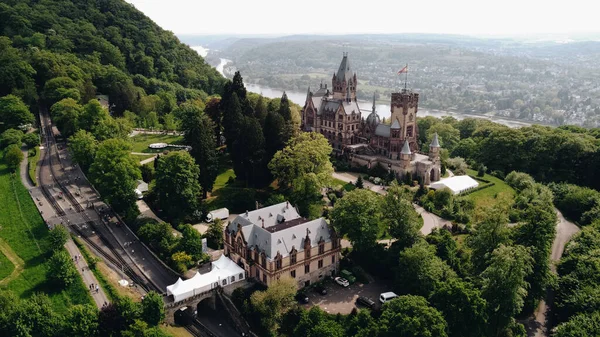 Koenigswinter, Almanya - 7 Mayıs 2022 Drachenfels 'teki Drachenburg Şatosu