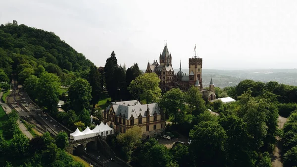 Koenigswinter, Almanya - 7 Mayıs 2022 Drachenfels 'teki Drachenburg Şatosu