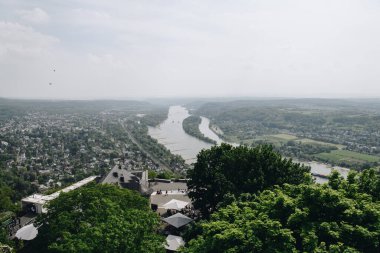 Ren Vadisi 'nin muhteşem panoramik manzarası. Almanya 'da seyir edilebilir bir nehirde güzel bir manzara.