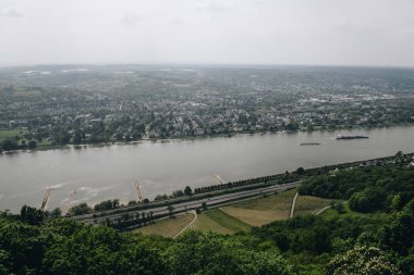 Ren Vadisi 'nin muhteşem panoramik manzarası. Almanya 'da seyir edilebilir bir nehirde güzel bir manzara.
