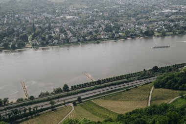 Ren Vadisi 'nin muhteşem panoramik manzarası. Almanya 'da seyir edilebilir bir nehirde güzel bir manzara.