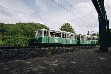 Koenigswinter, Almanya - 7 Mayıs 2022: Siebengebirge 'deki Drachensbahn Kalesi' ne giden bir tren