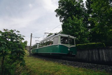Koenigswinter, Almanya - 7 Mayıs 2022: Siebengebirge 'deki Drachensbahn Kalesi' ne giden bir tren