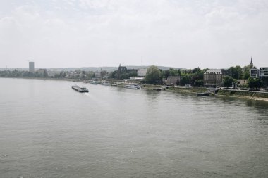 Ren Vadisi 'nin muhteşem panoramik manzarası. Almanya 'da seyir edilebilir bir nehirde güzel bir manzara.
