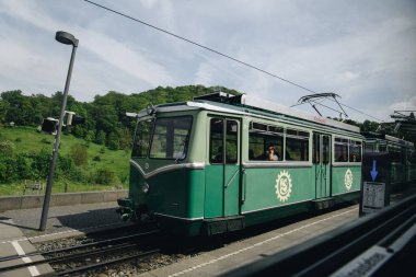 Koenigswinter, Almanya - 7 Mayıs 2022: Siebengebirge 'deki Drachensbahn Kalesi' ne giden bir tren