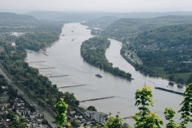 Ren Vadisi 'nin muhteşem panoramik manzarası. Almanya 'da seyir edilebilir bir nehirde güzel bir manzara.