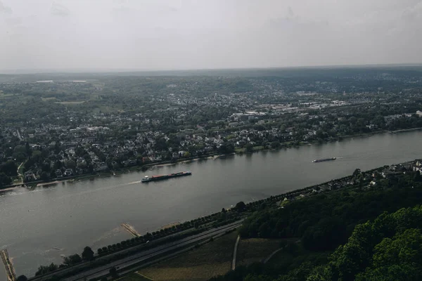 Ren Vadisi 'nin muhteşem panoramik manzarası. Almanya 'da seyir edilebilir bir nehirde güzel bir manzara.