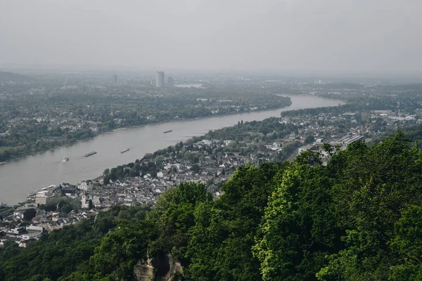 Ren Vadisi 'nin muhteşem panoramik manzarası. Almanya 'da seyir edilebilir bir nehirde güzel bir manzara.
