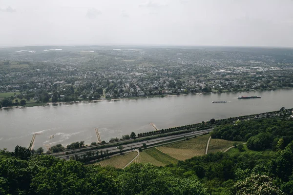Ren Vadisi 'nin muhteşem panoramik manzarası. Almanya 'da seyir edilebilir bir nehirde güzel bir manzara.