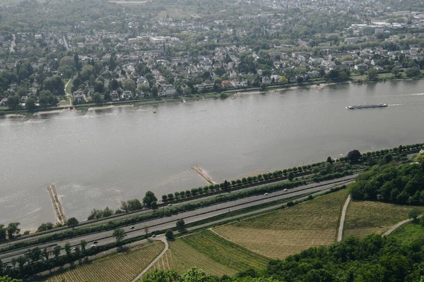 Ren Vadisi 'nin muhteşem panoramik manzarası. Almanya 'da seyir edilebilir bir nehirde güzel bir manzara.