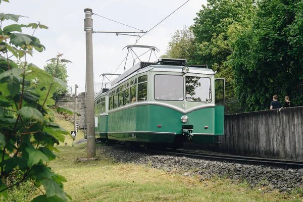 Koenigswinter, Almanya - 7 Mayıs 2022: Siebengebirge 'deki Drachensbahn Kalesi' ne giden bir tren