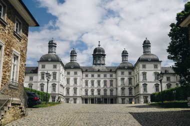 BERGISH GLADBACH, GERMANY - 24 Mayıs 2022: Althoff Grandhotel Schloss Bensberg, Jan Wellem 'in (Johann Wilhelm II. ), Jalich ve Berg Dükü. 