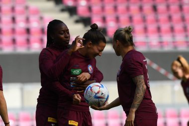 COLOGNE, ALMANY - 27 Mayıs 2022: Teninsoun Sissoko, Sara Agrez, Isabel Kerschowski. Maç öncesi antrenman 1. FFC Türbini Potsdam. DFB Pokal Finali der Frauen 2022