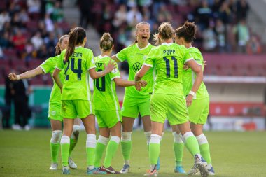 COLOGNE, ALMANY - 28 Mayıs 2022: DFB Pokal Finali der Frauen 2022 'de Wolfsburg oyuncuları zaferi kutluyor