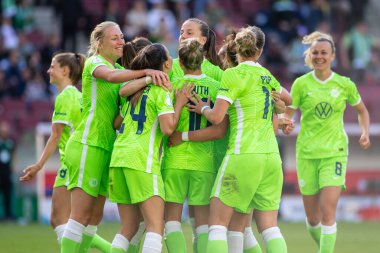 COLOGNE, ALMANY - 28 Mayıs 2022: DFB Pokal Finali der Frauen 2022 'de Wolfsburg oyuncuları zaferi kutluyor