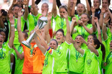 COLOGNE, ALMANY - 28 Mayıs 2022: DFB Pokal Finali der Frauen 2022 'de Wolfsburg oyuncuları zaferi kutluyor