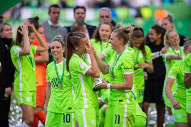 COLOGNE, ALMANY - 28 Mayıs 2022: DFB Pokal Finali der Frauen 2022 'de Wolfsburg oyuncuları zaferi kutluyor