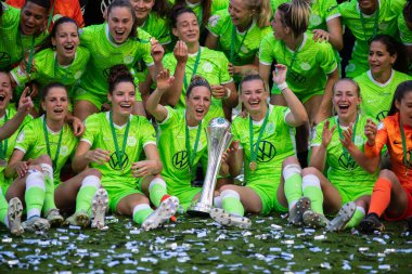 COLOGNE, ALMANY - 28 Mayıs 2022: DFB Pokal Finali der Frauen 2022 'de Wolfsburg oyuncuları zaferi kutluyor