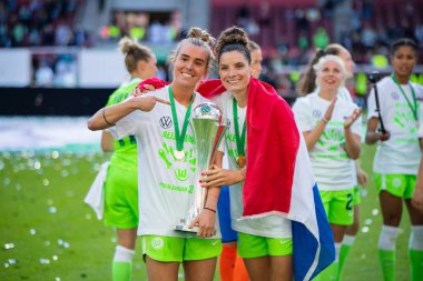 COLOGNE, ALMANY - 28 Mayıs 2022: DFB Pokal Finali der Frauen 2022 'de Wolfsburg oyuncuları zaferi kutluyor