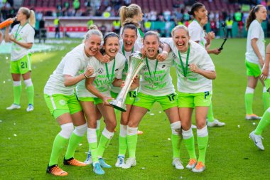 COLOGNE, ALMANY - 28 Mayıs 2022: DFB Pokal Finali der Frauen 2022 'de Wolfsburg oyuncuları zaferi kutluyor