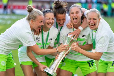 COLOGNE, ALMANY - 28 Mayıs 2022: DFB Pokal Finali der Frauen 2022 'de Wolfsburg oyuncuları zaferi kutluyor