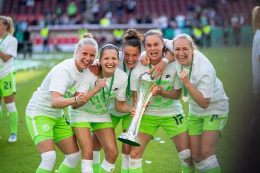 COLOGNE, ALMANY - 28 Mayıs 2022: DFB Pokal Finali der Frauen 2022 'de Wolfsburg oyuncuları zaferi kutluyor