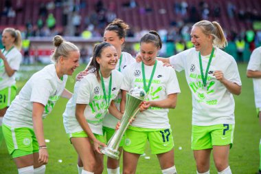 COLOGNE, ALMANY - 28 Mayıs 2022: DFB Pokal Finali der Frauen 2022 'de Wolfsburg oyuncuları zaferi kutluyor