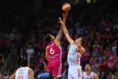 BONN, Almanya - 30 Mayıs 2022 Andreas Obst, Michael Kessens 'a karşı. Bundesliga play-off 'ları. Basketbol maçı Telekom Baskets Bonn - FCB Bayern Munchen Baske