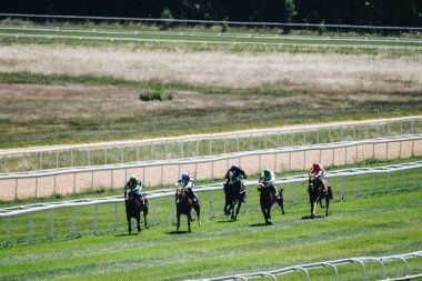 KOLOGNE, GERMANY - 16 Haziran 2022: Güneşli havalarda At yarışı Feiertags-Renntag Jubilumspreis. 