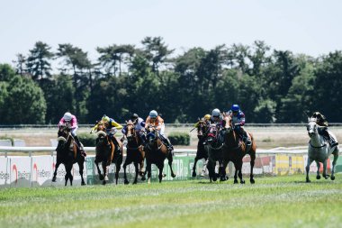 KOLOGNE, GERMANY - 16 Haziran 2022: Güneşli havalarda At yarışı Feiertags-Renntag Jubilumspreis. 