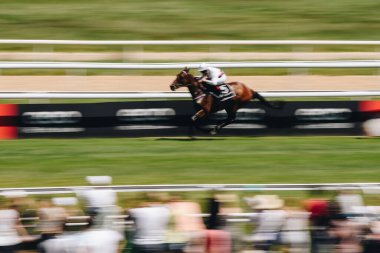 KOLOGNE, GERMANY - 16 Haziran 2022: Güneşli havalarda At yarışı Feiertags-Renntag Jubilumspreis. 