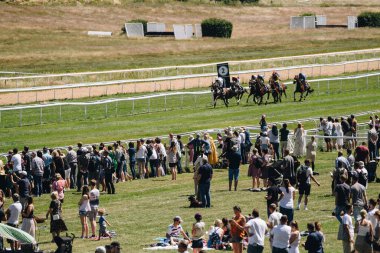 KOLOGNE, GERMANY - 16 Haziran 2022: Güneşli havalarda At yarışı Feiertags-Renntag Jubilumspreis. 