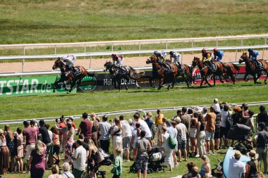 KOLOGNE, GERMANY - 16 Haziran 2022: Güneşli havalarda At yarışı Feiertags-Renntag Jubilumspreis. 