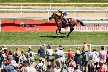 KOLOGNE, GERMANY - 16 Haziran 2022: Güneşli havalarda At yarışı Feiertags-Renntag Jubilumspreis. 