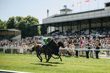 KOLOGNE, GERMANY - 16 Haziran 2022: Güneşli havalarda At yarışı Feiertags-Renntag Jubilumspreis. 