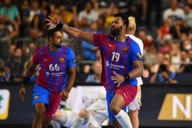 COLOGNE, Almanya - 18 Haziran 2022: 10 Timothey N 'Guessan. Antonio Carlos Ortega. Yarı final THW Kiel - Barca EHF FİNAL4 Men
