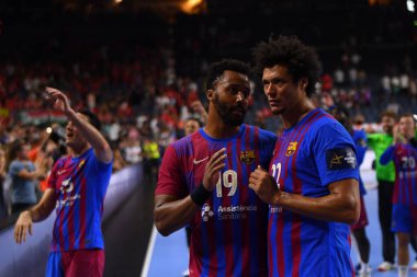 COLOGNE, ALMANY - 18 Haziran 2022 Thiagus dos Santos ve 19 Timothey N 'Guessan. Antonio Carlos Ortega. Yarı final THW Kiel - Barca EHF FİNAL4 Men