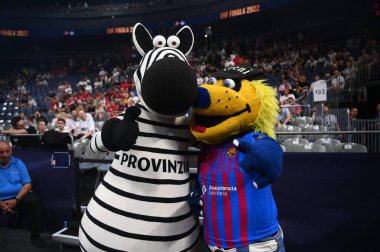 KOLOGNE, Almanya - 18 Haziran 2022 Kiel ve Barselona 'nın maskotları. EHF Finali 4 Adam