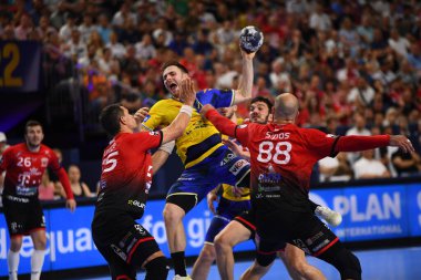 COLOGNE, GERMANY - 18 Haziran 2022: 23 Arkadiusz Moryto Semifinal Telekom Veszprem sırasında saldırdı HC Lomza Vive Kielce EHF FINAL4 Men