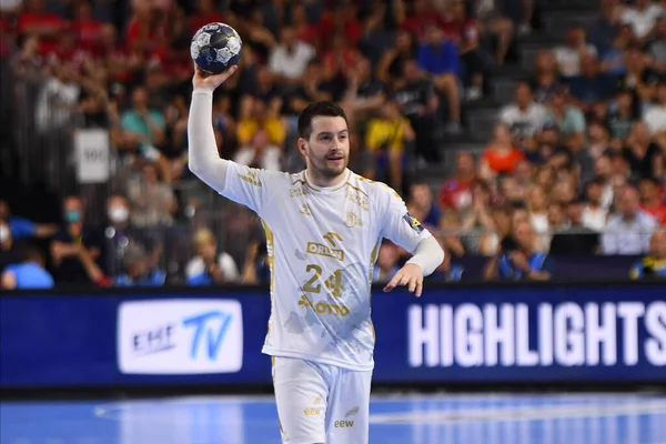 COLOGNE, Almanya - 18 Haziran 2022: 24 Miha Zarabec. Yarı final THW Kiel - Barca EHF FİNAL4 Men