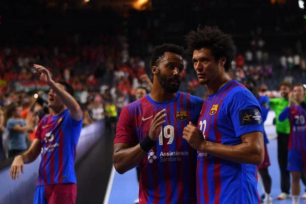 COLOGNE, ALMANY - 18 Haziran 2022 Thiagus dos Santos ve 19 Timothey N 'Guessan. Antonio Carlos Ortega. Yarı final THW Kiel - Barca EHF FİNAL4 Men