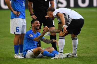 MOENCHENGLADBACH, ALMANY - 14 Haziran 2022: Matteo Politano, David Raum 'a karşı. UEFA Milletler Ligi 'nin Almanya ile İtalya arasındaki maçı.