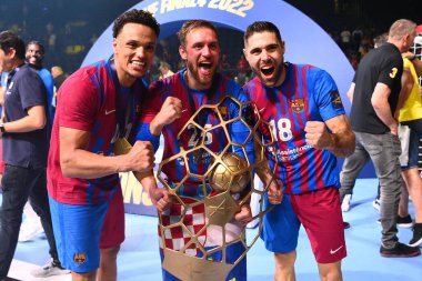 COLOGNE, Almanya - 19 Haziran 2022: Youssef Benali, Luka Cindriç, Bla Janiç. Barcelona, EHF FINAL4 Men Barca 'da zaferi kutluyor - Lomza Vive Kielce