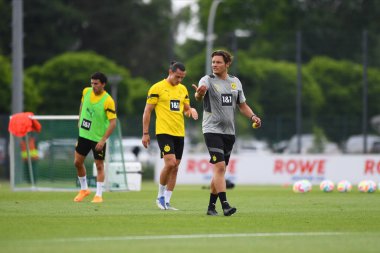 COLOGNE, Almanya - 29 Haziran 2022: Edin Terzic. Borussia Dortmund 'un sezon öncesi antrenmanı