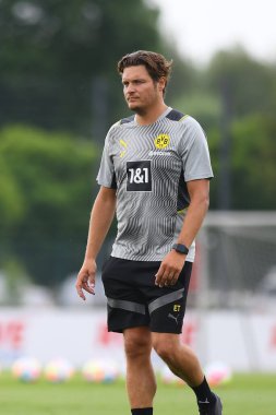 COLOGNE, Almanya - 29 Haziran 2022: Edin Terzic. Borussia Dortmund 'un sezon öncesi antrenmanı