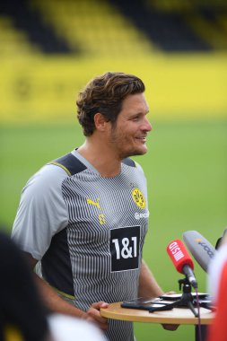 COLOGNE, Almanya - 29 Haziran 2022: Baş antrenör Edin Terziç. Borussia Dortmund 'un sezon öncesi antrenmanı
